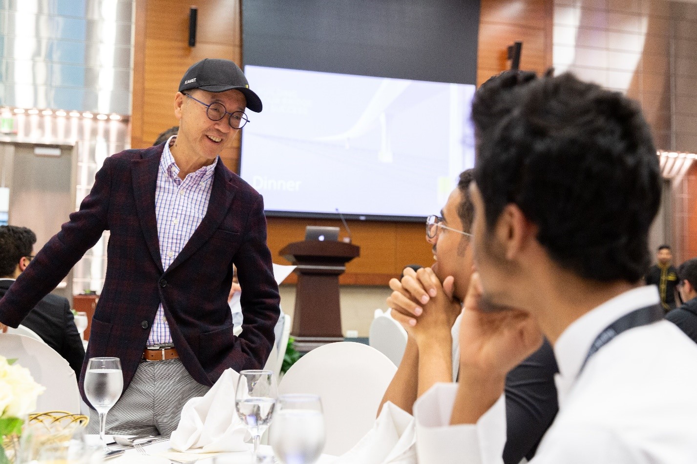 KAUST President Tony Chan chats with new KSGP students over dinner.